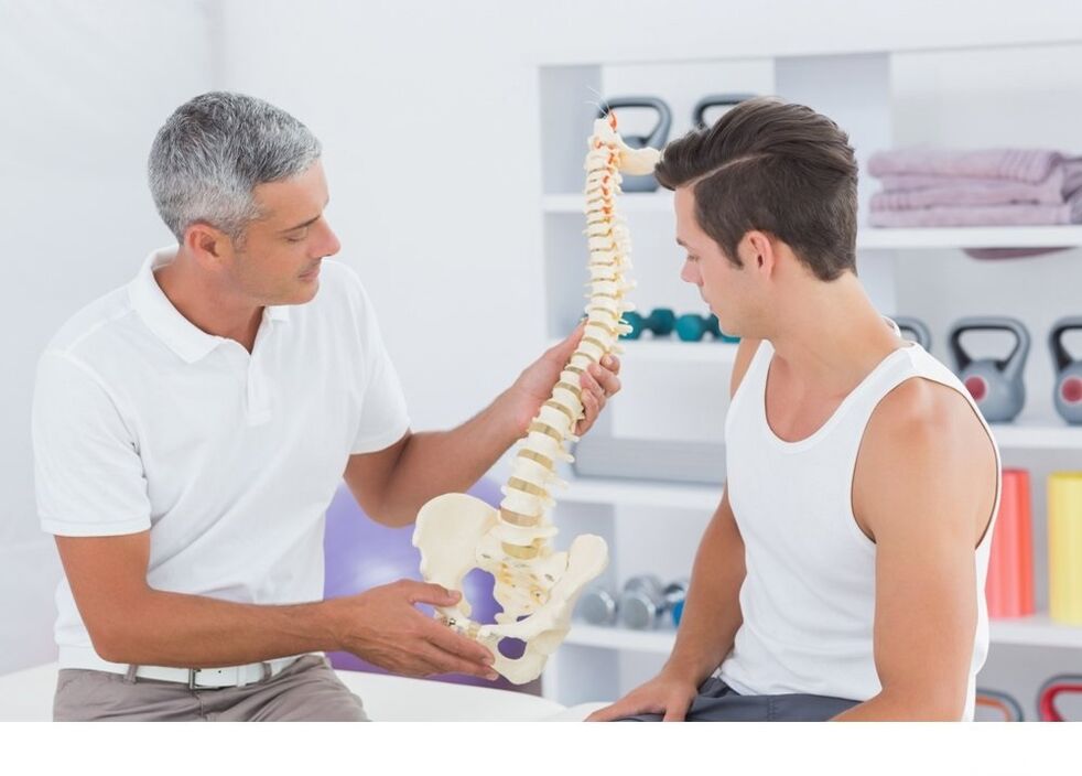 O médico mostra ao paciente a artrose da columna vertebral